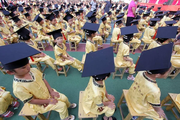 Молодые Китайские Студенты Одетые Традиционные Костюмы Академические Шляпы Принимают Участие — стоковое фото
