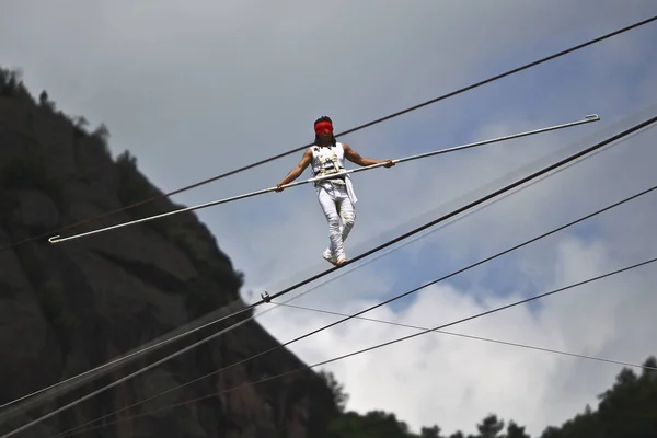 Chinese Tightrope Acrobat Aisikaier Walks Backwards Blindfolded Wire Yueyang Central — Φωτογραφία Αρχείου