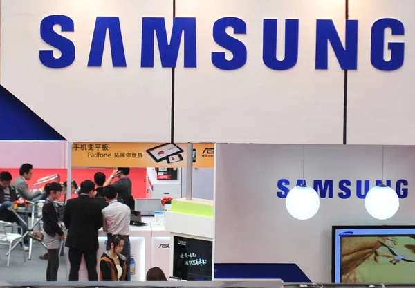 Des Visiteurs Sont Vus Sur Stand Samsung Lors Une Foire — Photo