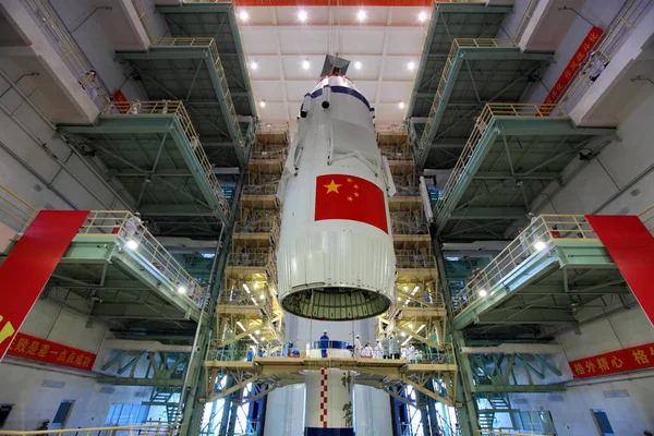 Shenzhou Shenzhou Statek Kosmiczny Jest Podnoszony Przed Zainstalowaniem Długim Marcu — Zdjęcie stockowe