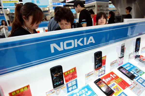 Gli Acquirenti Cinesi Acquistano Smartphone Nokia Presso Flaship Store Laox — Foto Stock