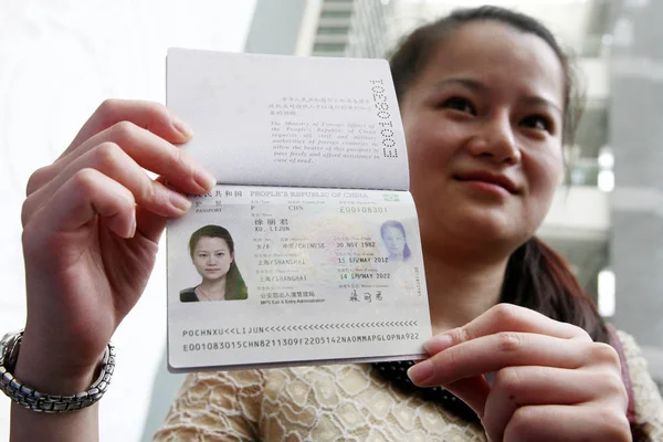 Een Chinese Vrouw Toont Haar Paspoort Shanghai China Mei 2012 — Stockfoto