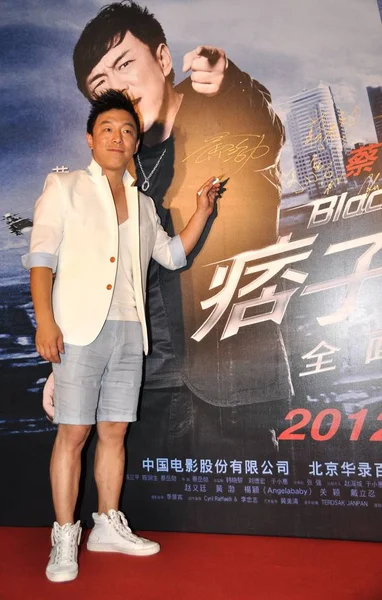 2012年6月18日 在中国上海举行的第十五届上海国际电影节上 中国演员黄波在新片 黑与白 的首映式上摆姿势 — 图库照片