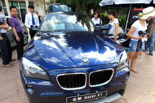 Visitantes Olham Para Bmw Durante Show Automóveis Cidade Sanya Sul — Fotografia de Stock