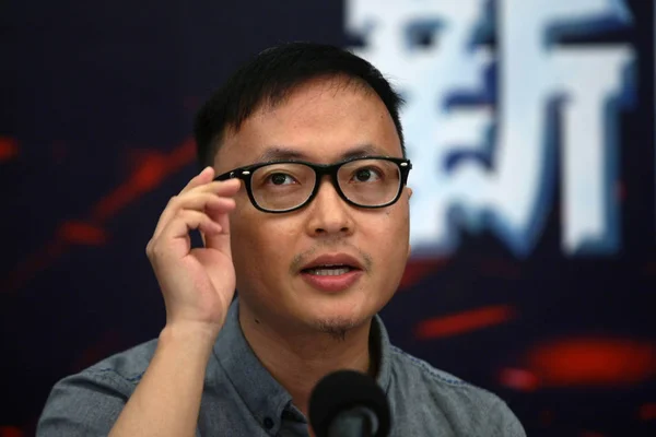 Kinesiska Regissören Zhu Minjiang Talar Vid Press Konferensen För Sin — Stockfoto