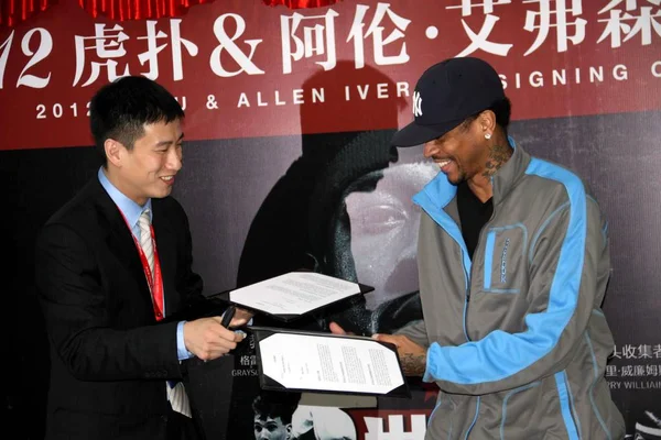 Superstar Nba Allen Iverson Fotografata Durante Una Cerimonia Firma Cooperazione — Foto Stock