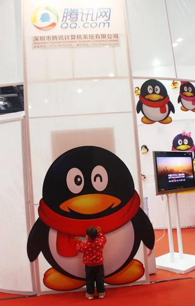 File Dítě Hraje Podstavu Tencent Během Veletrhu Pekingu Číně Listopadu — Stock fotografie