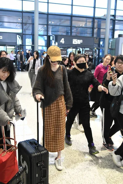 Китайская Актриса Тиффани Тан Тан Янь Прибывает Шанхайский Аэропорт Хунцяо — стоковое фото