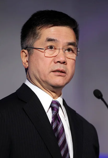 美国驻华大使骆家辉在2011年12月15日于中国北京举行的2012年财经年会上发表演讲 — 图库照片