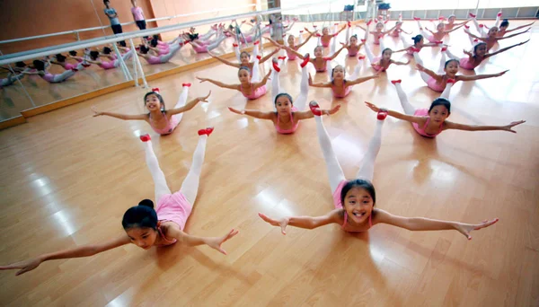 Junge Chinesische Mädchen Üben Ballett Einem Tanztrainingszentrum Der Stadt Haikou — Stockfoto