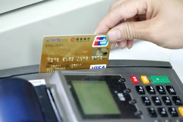 Een Chinese Kassier Vegen Een Creditcard Die Wordt Ondersteund Door — Stockfoto