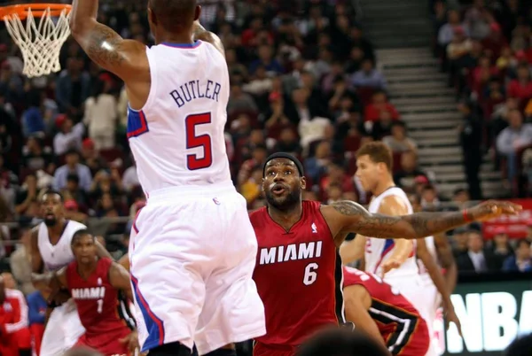 Lebron James Der Miami Heat Rechts Verteidigt Gegen Caron Butler — Stockfoto