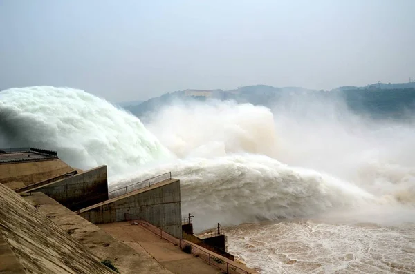 View Water Gushing Out Xiaolangdi Dam Section Xiaolangdi Reservoir Jiyuan — Stock Photo, Image