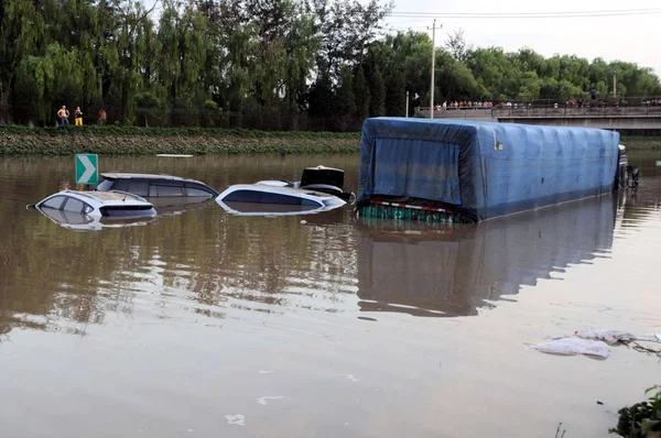 2012년 22일 베이징 마카오 고속도로에서 폭우로 홍수로 트럭과 자동차가 침수되고 — 스톡 사진