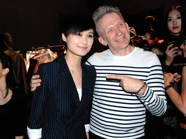 フランス人デザイナー ジャン ポール ゴーティエは 彼のファッションのショー 2012 日の間に中国歌手李宇春とポーズします — ストック写真