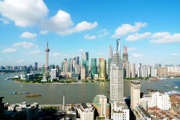 2012年7月24日 中国上海浦东浦西 黄浦江和陆家嘴金融区的天际线 有摩天大楼和高层建筑 — 图库照片