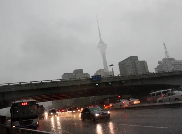 2012年7月21日 北京で大雨が昼間を夜に変える — ストック写真