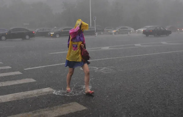 Pieszych Spacerów Zalane Ulicy Podczas Ciężkich Opadów Pekinie Chiny Lipca — Zdjęcie stockowe