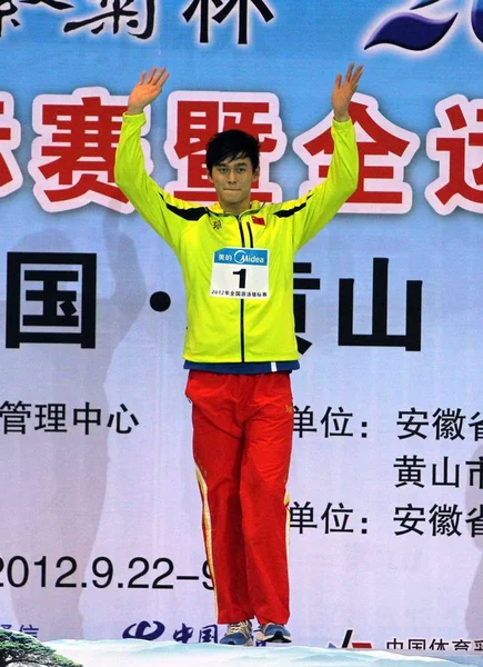 Chiński Mistrz Pływanie Olympic Słońce Fale Yang Widzów Podium Ceremonii — Zdjęcie stockowe