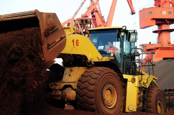 Chinese Worker Drives Wheel Loader Pile Iron Ore Port Qingdao — Stock Photo, Image