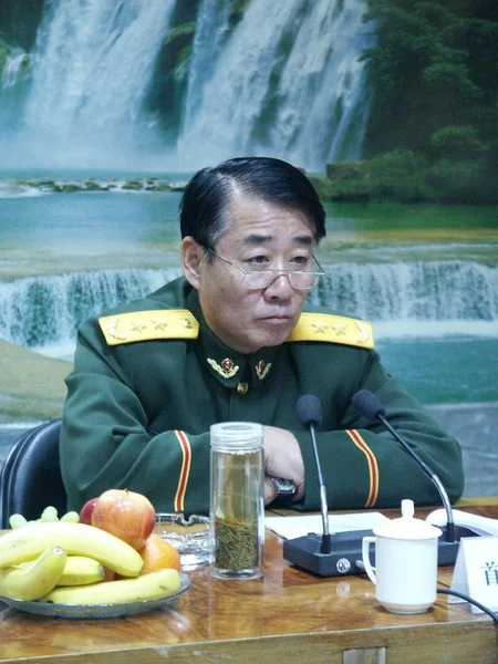 中国の前会長リウ シャオキの息子である中国将軍リウ ユアンは 2003年3月14日 中国の北京での軍隊訪問中に会議に出席する — ストック写真