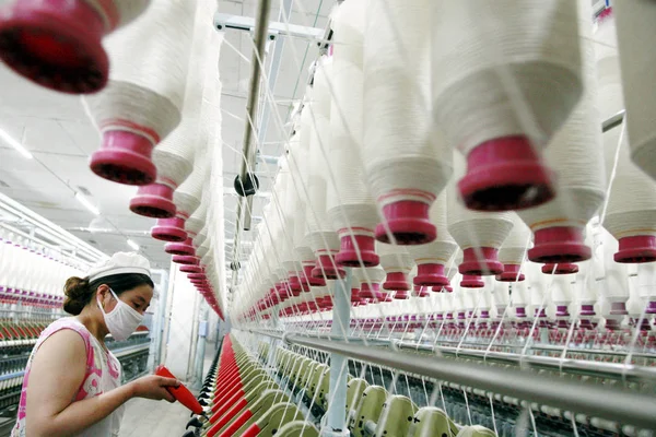 Zaměstnankyně Čínského Zpracovává Produkci Vyvážené Jihovýchodní Asie Textilní Továrně Huaibei — Stock fotografie