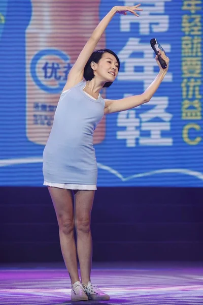 台湾主持人迪埃在中国上海举行的促销活动中摆姿势 2011年10月22日 — 图库照片