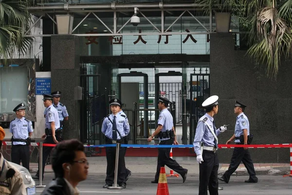 Gli Agenti Polizia Cinesi Stanno Guardia Davanti Alla Corte Dei — Foto Stock