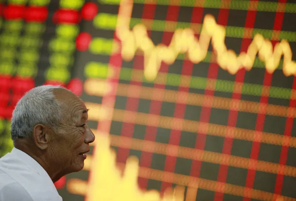 Investor Cina Melihat Harga Saham Merah Untuk Kenaikan Harga Dan — Stok Foto