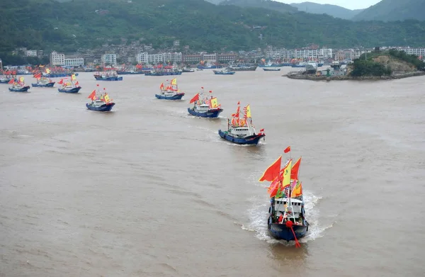 渔船驶出中国东部宁波市象山县石浦镇的港口2012年9月16日 — 图库照片