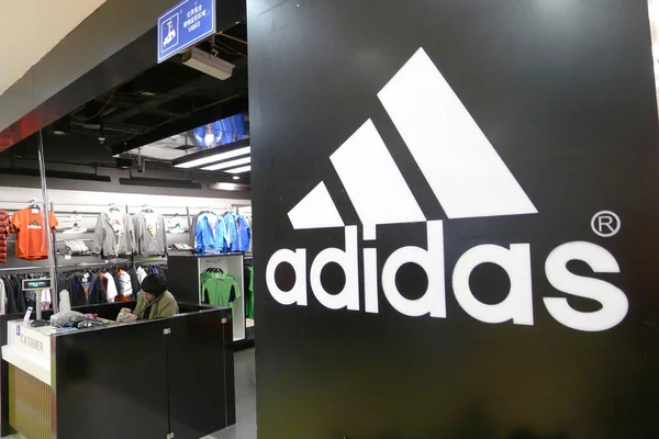 Клиенты Заходят Спортивный Магазин Adidas Городе Циндао Провинция Шаньдун Марта — стоковое фото