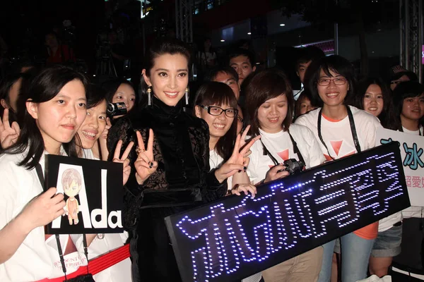 Kinesisk Skådespelerska Bingbing Poserar Med Fans Filmpremiären Resident Evil Retribution — Stockfoto