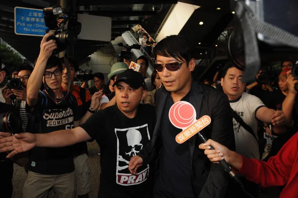 香港歌手兼演员黎庆宁抵达中国香港香港国际机场时 接受采访 周围有媒体工作者 — 图库照片