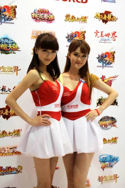 2012年7月12日 在中国上海举行的第八届中国国际动漫游戏博览会 被称为 Ccg 博览会 2012 中国作秀的女性摆姿势 — 图库照片