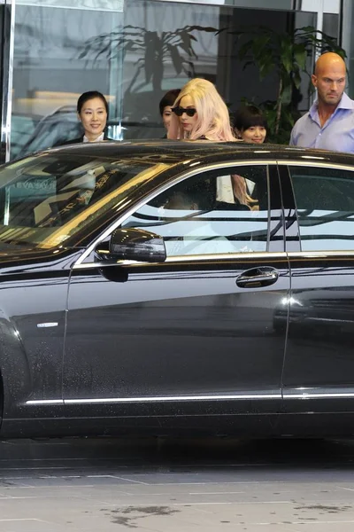 Ons Popster Lady Gaga Krijgt Een Auto Als Verlaat Een — Stockfoto