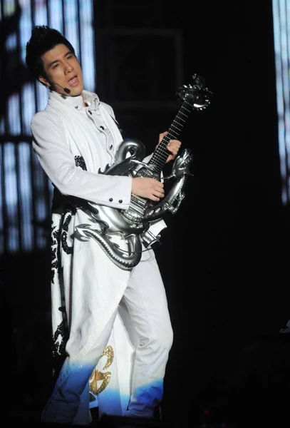 Cantor Taiwanês Lee Hom Wong Toca Guitarra Durante Seu Concerto — Fotografia de Stock