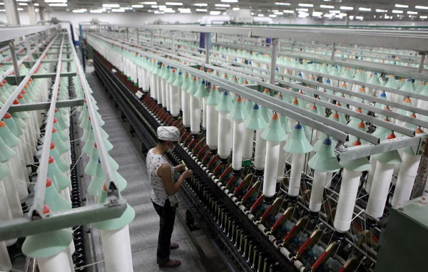 Datei Ein Arbeiter Einer Textilfabrik Jiujiang Provinz Jiangxi Ostchina März — Stockfoto