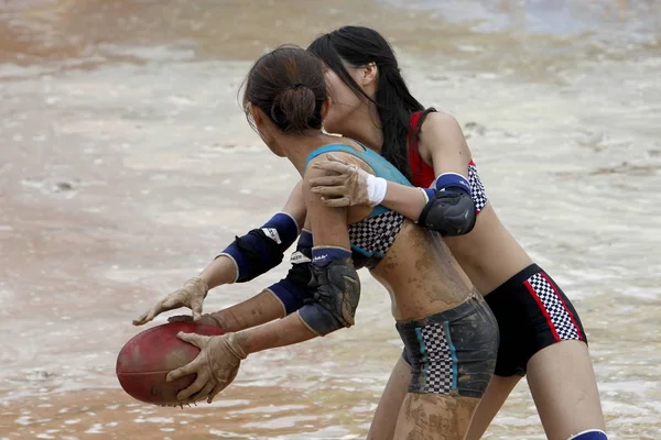 Mädchen Bikini Spielen Schlammfußball Einem Wasserpark Der Stadt Zhengzhou Provinz — Stockfoto