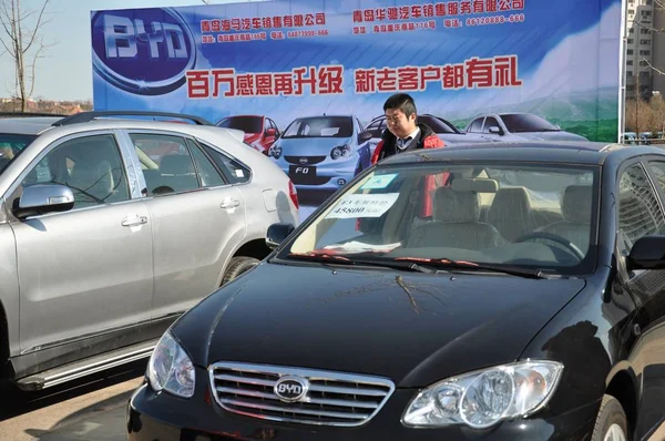 Visitante Mira Los Coches Byd Durante Una Exposición Automóviles Ciudad — Foto de Stock