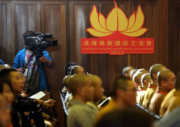 Chinesische Buddhistische Mönche Und Besucher Bei Der Eröffnungszeremonie Der Predigt — Stockfoto