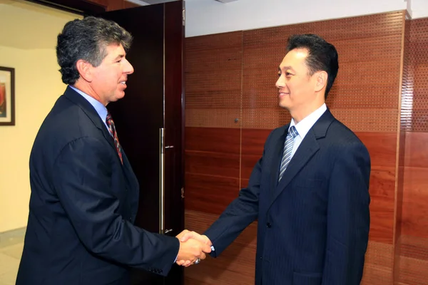 Ups International 总裁丹尼尔 Brutto 与中国商务部副部长王超握手 随后于2012年6月25日在中国北京举行会议 — 图库照片