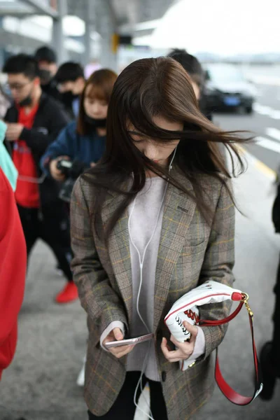 Chanteuse Actrice Chinoise Jingyi Est Photographiée Aéroport International Shanghai Hongqiao — Photo