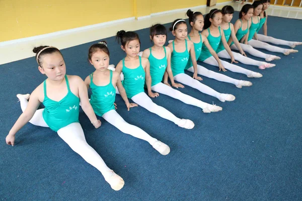 Junge Mädchen Üben Ballett Einer Tanzschule Während Der Sommerferien Der — Stockfoto