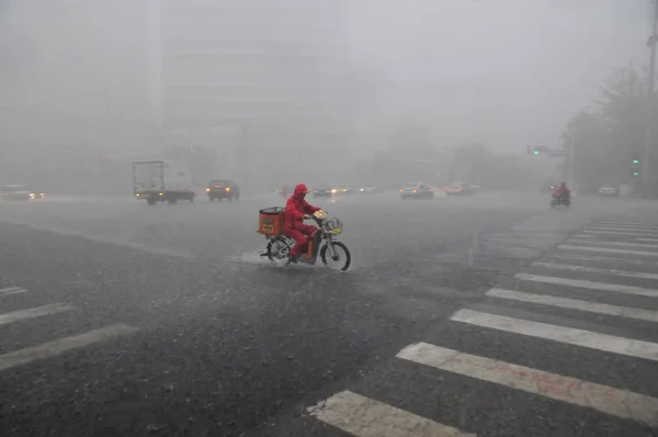 Велосипедист Едет Затопленной Улице Время Сильных Осадков Пекине Китай Июля — стоковое фото