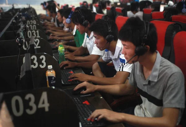 File Kínai Netizens Szörfözhet Interneten Egy Internet Kávézó Guilin Város — Stock Fotó