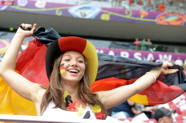 2012年6月28日 在波兰华沙举行的2012年欧足联欧洲足球锦标赛期间 一名德国足球迷在意大利和德国半决赛前合影 — 图库照片