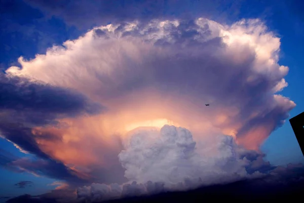 Avião Jato Passa Por Uma Nuvem Semelhante Cogumelo Pequim China — Fotografia de Stock