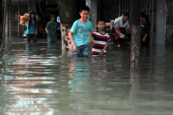 2012年5月12日 中国东部江西省南昌市一条街上 当地居民冒着暴雨引发的洪水 — 图库照片