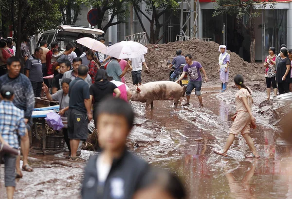 2012年9月11日 中国西南部云南省昭通市宜良县发生5 6级地震后 行人走在泥泞的街道上 泥石流袭击 — 图库照片