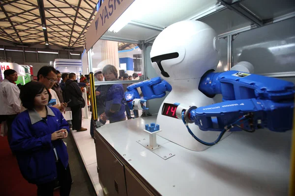 Los Visitantes Observan Robot Yaskawa Motoman Durante 14ª Feria Internacional —  Fotos de Stock